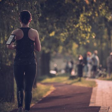 W czym przechowywać smartfona podczas biegania?